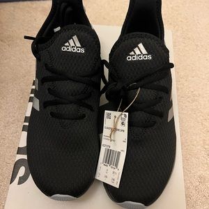 Brand new women adidas 7.5 sneaker
